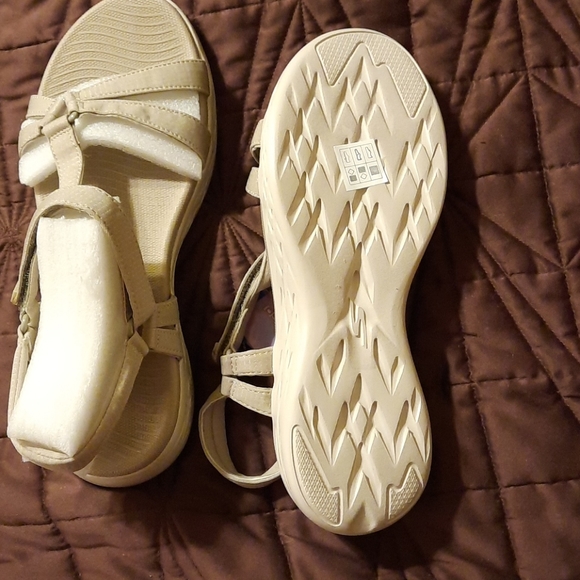 Sketchers on the go sandal. Size 10 - Picture 3 of 4